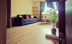 Entire 1 Bed Spacious Apartment, Private Balcony & Study Room Near City