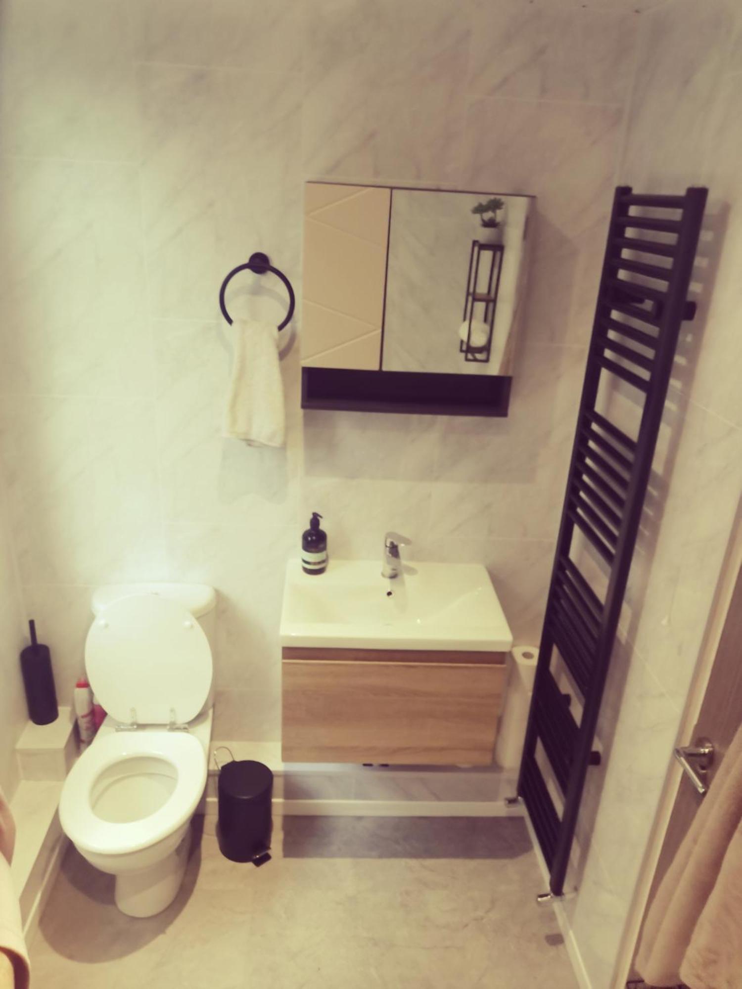 Entire 1 Bed Spacious Apartment, Private Balcony & Study Room Near City Whitehouse  Exterior photo